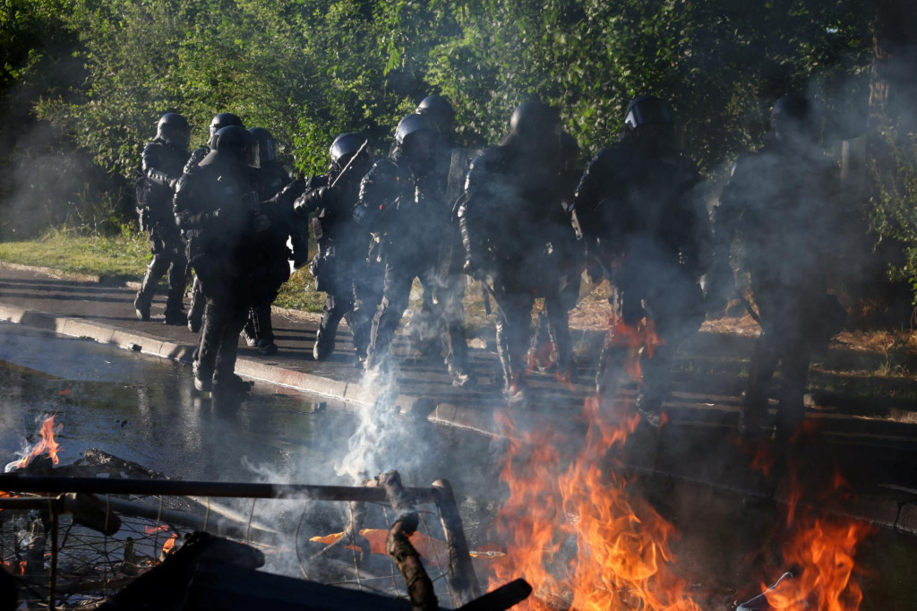 V&yacute;tržn&iacute;ci tiež sp&ocirc;sobili &scaron;kody na viacer&yacute;ch budov&aacute;ch. FOTO: REUTERS