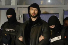 Andrew Tate je podozriv&yacute; z obchodovania s ľuďmi.