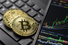 Posilnenie prich&aacute;dza po ned&aacute;vnych otrasoch na trhu, počas ktor&yacute;ch cena bitcoinu klesla pod hranicu 60-tis&iacute;c USD a dostala sa na najniž&scaron;iu &uacute;roveň od okt&oacute;bra 2024. FOTO: Dreamstime