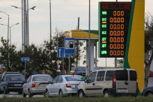 Aut&aacute; stoja v rade na palivo na čerpacej stanici po tom, čo &uacute;rady obmedzili predaj paliva uprostred nedostatku dod&aacute;vok po ukrajinsk&yacute;ch &uacute;tokoch na logistick&eacute; trasy v čiernomorskom letovisku Jevpatoria na Kryme. FOTO: Reuters
