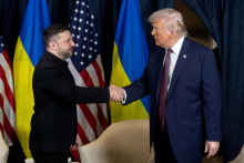 Americk&yacute; prezident sa na summite z&uacute;častn&iacute; aj na zasadnut&iacute;, na ktorom bude tiež ukrajinsk&aacute; hlava &scaron;t&aacute;tu Volodymyr Zelenskyj. FOTO: Reuters
