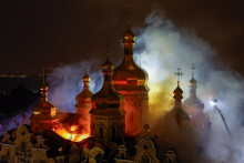 Hasiči pracuj&uacute; na hasen&iacute; požiaru v chr&aacute;me Usnutia Presv&auml;tej Bohorodičky Kyjevsko-pečerskej lavry, ktor&yacute; bol zasiahnut&yacute; počas rusk&yacute;ch &uacute;tokov. FOTO: Reuters