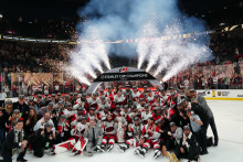 Hokejisti Carolina Hurricanes oslavuj&uacute; zisk Stanley Cupu. FOTO: Reuters