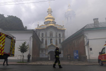 Z&aacute;chran&aacute;r prech&aacute;dza pred Kyjevsko-pečerskou lavrou po tom, čo bola zasiahnut&aacute; počas rusk&yacute;ch &uacute;tokov. FOTO: Reuters