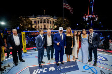 Americk&yacute; prezident Donald Trump, prv&aacute; d&aacute;ma Melania Trumpov&aacute;, gener&aacute;lna riaditeľka UFC Dana Whiteov&aacute;. FOTO: Reuters