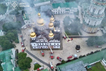 Pohľad z dronu ukazuje hasičov, ako hasia požiar v Uspensk&eacute;ho chr&aacute;mu kl&aacute;&scaron;tora Kyjevsko-pečersk&aacute; lavra, ktor&yacute; bol zasiahnut&yacute; počas rusk&yacute;ch &uacute;tokov. FOTO: Reuters/Tlačov&aacute; služba &Scaron;t&aacute;tnej z&aacute;chrannej služby Ukrajiny
