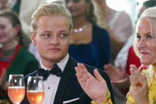 Najstar&scaron;&iacute; syn n&oacute;rskej korunnej princeznej Mette-Marit (vpravo) Marius Borg H&ouml;iby (vľavo). FOTO: TASR/AP