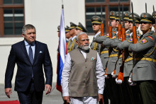 Nar&eacute;ndru M&oacute;d&iacute;ho pr&iacute;v&iacute;tal dnes dopoludnia na n&aacute;dvor&iacute; Bratislavsk&eacute;ho hradu s vojensk&yacute;mi poctami premi&eacute;r Robert Fico. FOTO: Reuters
