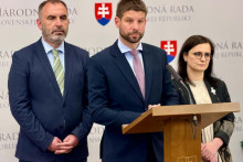 Poslanec PS Ivan &Scaron;tefunko, predseda PS Michal &Scaron;imečka a predsedn&iacute;čka poslaneck&eacute;ho klubu strany Zuzana Mesterov&aacute;. FOTO: HN/Akos Cs&eacute;pl&ouml;