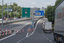 Podľa ministra dopravy Jozefa R&aacute;ža je aktu&aacute;lne v Bratislave najhor&scaron;ia situ&aacute;cia na moste Lanfranconi a pred tunelom Sitina. FOTO:TASR/M. Sv&iacute;tok