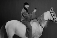 Oliver Tree nov&yacute; spot Slovenskej sporiteľne nie len rež&iacute;roval, ale sa v ňom aj objavil. Na znak &uacute;cty k jeho pamiatke sa banka rozhodla dan&yacute; z&aacute;ber z komunikačnej kampane odstr&aacute;niť.