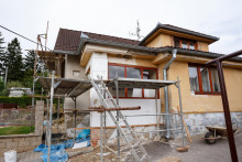 Po novom bude možn&eacute; financovať aj v&yacute;menu stre&scaron;nej krytiny, ak bude spojen&aacute; so zateplen&iacute;m strechy. FOTO: Dreamstime