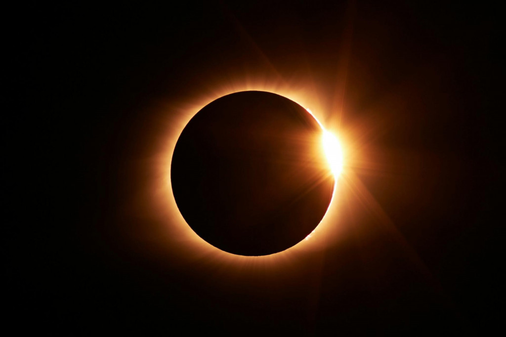 Za &uacute;pln&yacute;m zatmen&iacute;m slnka bude treba vyraziť do zahraničia. FOTO: Unsplash/Jongsun Lee