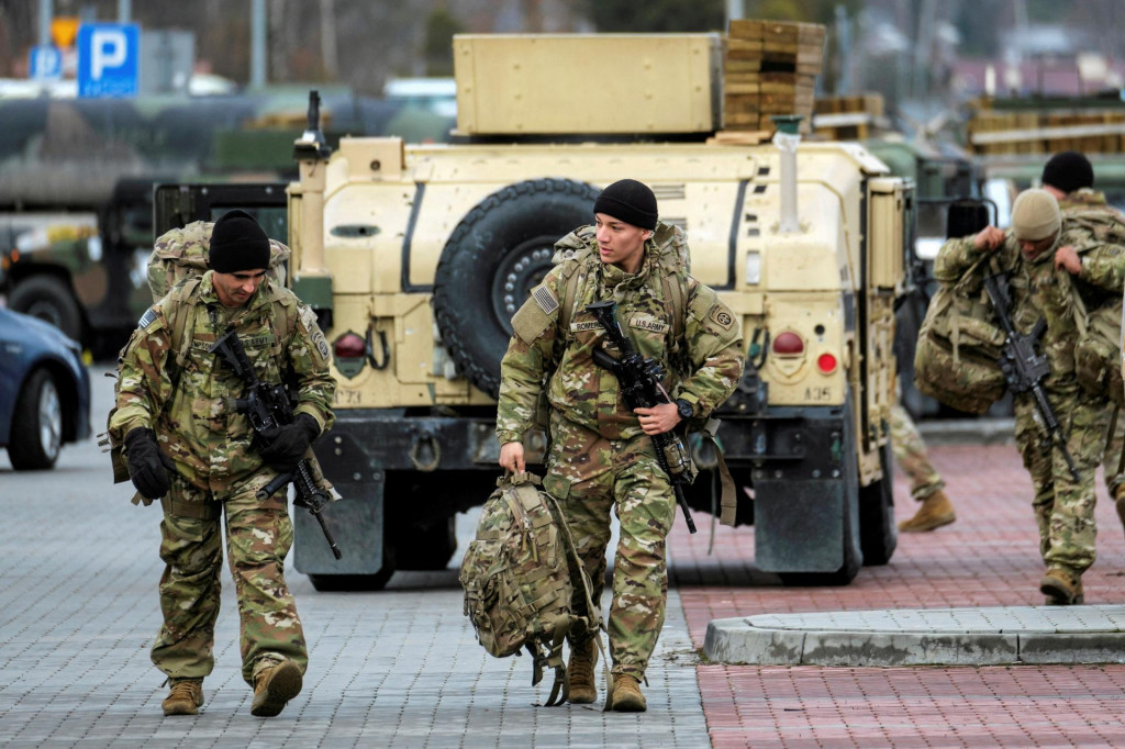Americk&iacute; vojaci po pr&iacute;lete na letisko Rzesz&oacute;w-Jasionka. FOTO: Reuters
