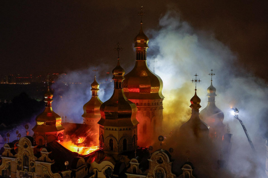 Hasiči pracuj&uacute; na hasen&iacute; požiaru v chr&aacute;me Usnutia Presv&auml;tej Bohorodičky Kyjevsko-pečerskej lavry, ktor&yacute; bol zasiahnut&yacute; počas rusk&yacute;ch &uacute;tokov. FOTO: Reuters