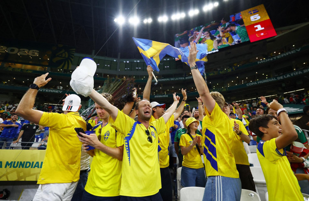 &Scaron;v&eacute;dski fan&uacute;&scaron;ikovia oslavuj&uacute; po z&aacute;pase s Tuniskom. FOTO: Reuters