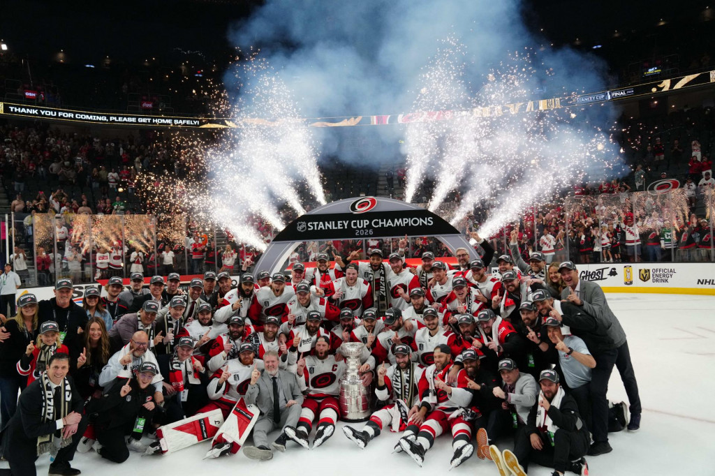 Hokejisti Carolina Hurricanes oslavuj&uacute; zisk Stanley Cupu. FOTO: Reuters