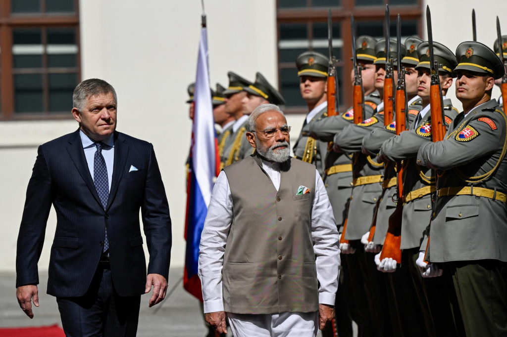Nar&eacute;ndru M&oacute;d&iacute;ho pr&iacute;v&iacute;tal dnes dopoludnia na n&aacute;dvor&iacute; Bratislavsk&eacute;ho hradu s vojensk&yacute;mi poctami premi&eacute;r Robert Fico. FOTO: Reuters
