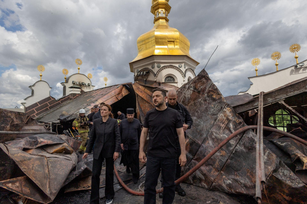 Volodymyr Zelenskyj po &uacute;toku na katedr&aacute;lu v Kyjeve

 

Ukraine&lsquo;s President Volodymyr Zelenskiy and Ukrainian Prime Minister Yulia Svyrydenko visit the Dormition Cathedral of the Kyiv Pechersk Lavra, which was hit during Russian missile and drone strikes, amid Russia&lsquo;s attack on Ukraine, in Kyiv, Ukraine June 15, 2026. Ukrainian Presidential Press Service/Handout via REUTERS ATTENTION EDITORS - THIS IMAGE HAS BEEN SUPPLIED BY A THIRD PARTY. TPX IMAGES OF THE DAY