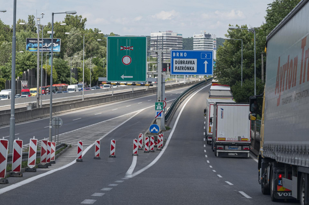 Podľa ministra dopravy Jozefa R&aacute;ža je aktu&aacute;lne v Bratislave najhor&scaron;ia situ&aacute;cia na moste Lanfranconi a pred tunelom Sitina. FOTO:TASR/M. Sv&iacute;tok