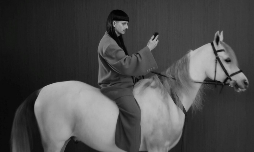 Oliver Tree nov&yacute; spot Slovenskej sporiteľne nie len rež&iacute;roval, ale sa v ňom aj objavil. Na znak &uacute;cty k jeho pamiatke sa banka rozhodla dan&yacute; z&aacute;ber z komunikačnej kampane odstr&aacute;niť.