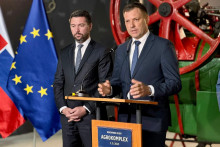 Minister životn&eacute;ho prostredia Tom&aacute;&scaron; Taraba a &scaron;&eacute;f agrorezortu Richard Tak&aacute;č. FOTO: HN/Akos Cs&eacute;pl&ouml;