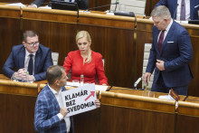 Expremi&eacute;ra Igora Matoviča sa nedar&iacute; politicky vytlačiť a ako najhlučnej&scaron;&iacute; v miestnosti určuje t&oacute;n celej opoz&iacute;cie. FOTO: TASR/Jaroslav Nov&aacute;k