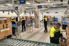 Z&aacute;vod Volvo m&aacute; v s&uacute;časnosti už viac ako 600 zamestnancov a do konca roka pl&aacute;nuje prijať ďal&scaron;&iacute;ch 700 ľud&iacute;. FOTO: TASR/M. Holubč&iacute;k