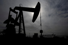 V&yacute;razne zlacnela aj ľahk&aacute; americk&aacute; ropa WTI, ktor&aacute; si k 16.16 h SELČ odpisovala takmer tri percent&aacute; a obchodovala sa na &uacute;rovni 77,81 dol&aacute;ra za barel. FOTO: REUTERS