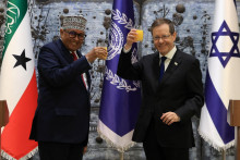 Izraelsk&yacute; prezident Isaac Herzog a prezident Somalilandu Abdirahman Mohamed Abdullahi. FOTO: Reuters