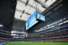 Prest&aacute;vka na hydrat&aacute;ciu počas z&aacute;pasu Holandsko - Japonsko v ar&eacute;ne v Dallase. Každ&aacute; pauza m&aacute; svojho sponzora, ktor&yacute; m&aacute; miesto na gigantickej obrazovke. FOTO: REUTERS