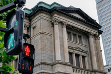 Bank of Japan vo vyhl&aacute;sen&iacute; uviedla, že z&aacute;kladn&aacute; infl&aacute;cia by sa mohla v d&ocirc;sledku rast&uacute;cich cien energi&iacute; zr&yacute;chliť nad želan&uacute; &uacute;roveň dvoch percent. FOTO: Reuters