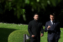 Franc&uacute;zsky prezident Emmanuel Macron a ukrajinsk&yacute; prezident Volodymyr Zelenskij. FOTO: Reuters