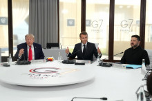 Americk&yacute; prezident Donald Trump, franc&uacute;zsky prezident Emmanuel Macron a ukrajinsk&yacute; prezident Volodymyr Zelenskij počas pracovn&eacute;ho zasadnutia na samite G7. FOTO: Reuters