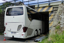 Pod železničnom viaduktom v českej obci Rybn&iacute;k pri Dolnom Dvoři&scaron;ti uviazol autobus so zahraničn&yacute;mi turistami. FOTO: X/Policie ČR