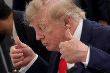 Americk&yacute; prezident Donald Trump za r&yacute;chly politick&yacute; aplauz plat&iacute; nejasn&yacute;m strategick&yacute;m v&yacute;sledkom svojej ir&aacute;nskej politiky. FOTO: Reuters/Christian Hartmann