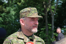 Na sn&iacute;mke &uacute;častn&iacute;k pilotn&eacute;ho v&yacute;cviku N&aacute;rodn&yacute;ch obrann&yacute;ch s&iacute;l, prezident Peter Pellegrini, v Brezovej pod Bradlom, 20. j&uacute;la 2025. FOTO: TASR/Ondrej Hercegh