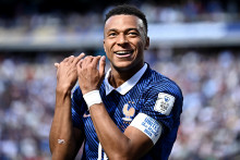 Mbappe prekonal Oliviera Girouda a s 58 presn&yacute;mi z&aacute;sahmi je nov&yacute; historicky najlep&scaron;&iacute; strelec Franc&uacute;zska. FOTO: REUTERS