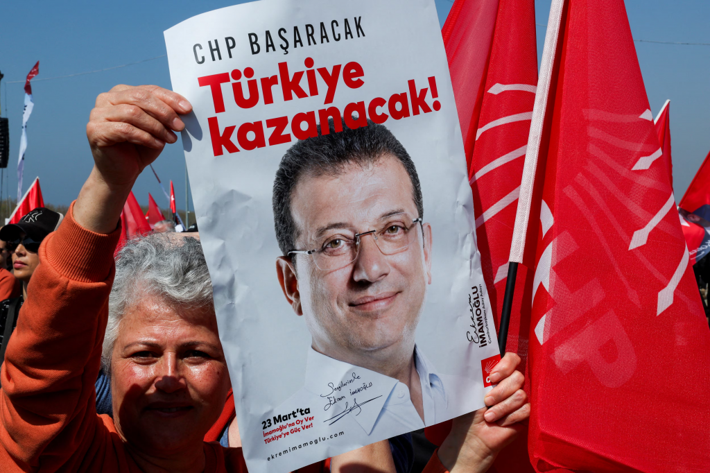 Osoba drž&iacute; transparent počas zhromaždenia na protest proti zatknutiu prim&aacute;tora Istanbulu Ekrema Imamoglua. FOTO: Reuters