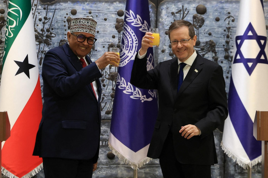 Izraelsk&yacute; prezident Isaac Herzog a prezident Somalilandu Abdirahman Mohamed Abdullahi. FOTO: Reuters