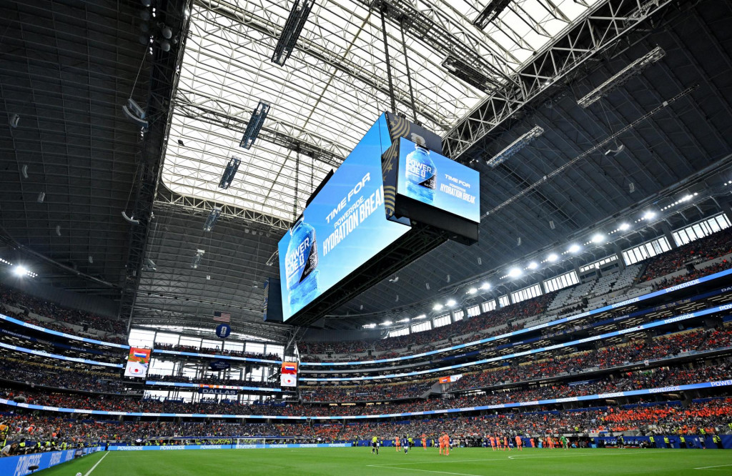 Prest&aacute;vka na hydrat&aacute;ciu počas z&aacute;pasu Holandsko - Japonsko v ar&eacute;ne v Dallase. Každ&aacute; pauza m&aacute; svojho sponzora, ktor&yacute; m&aacute; miesto na gigantickej obrazovke. FOTO: REUTERS