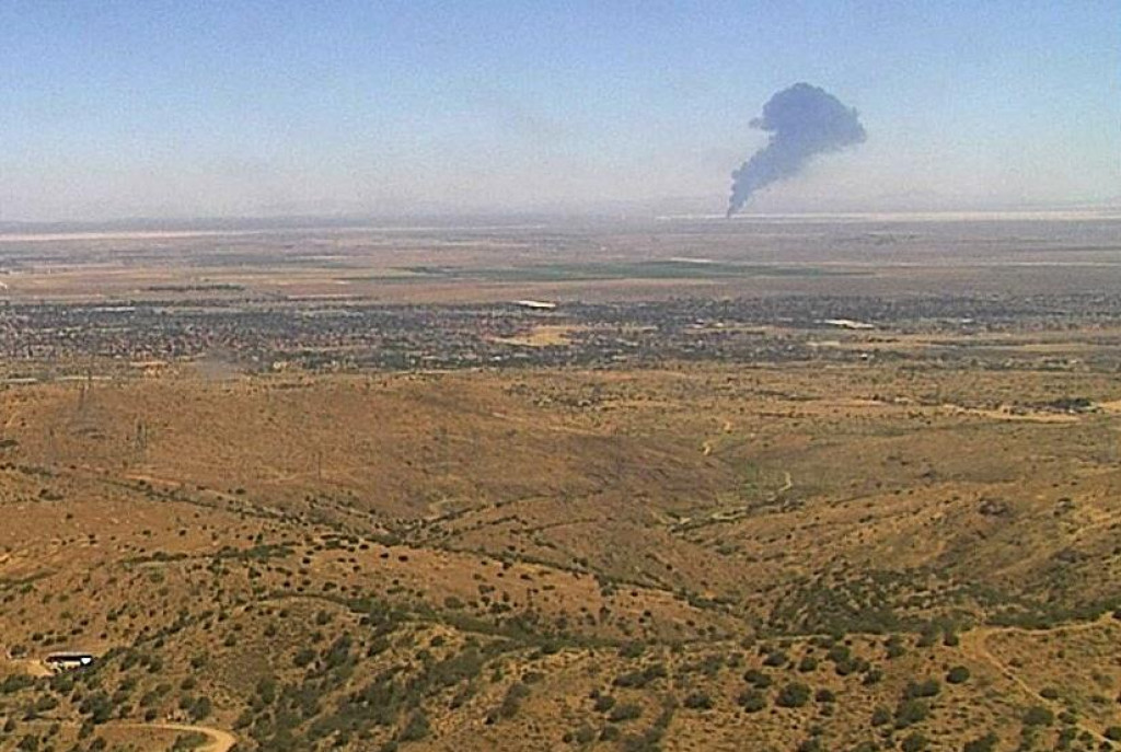 Dym st&uacute;pa z leteckej z&aacute;kladne Edwards po hav&aacute;rii bombard&eacute;ra B-52 americk&eacute;ho letectva: FOTO: Reuters/ALERTCalifornia