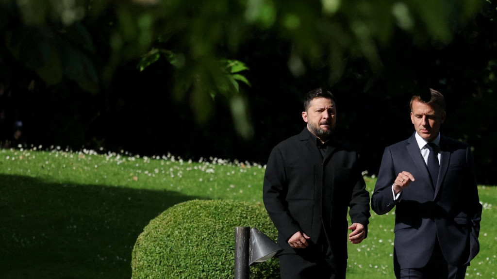 Franc&uacute;zsky prezident Emmanuel Macron a ukrajinsk&yacute; prezident Volodymyr Zelenskij. FOTO: Reuters