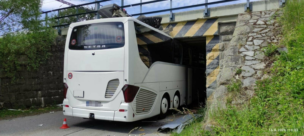 Pod železničnom viaduktom v českej obci Rybn&iacute;k pri Dolnom Dvoři&scaron;ti uviazol autobus so zahraničn&yacute;mi turistami. FOTO: X/Policie ČR