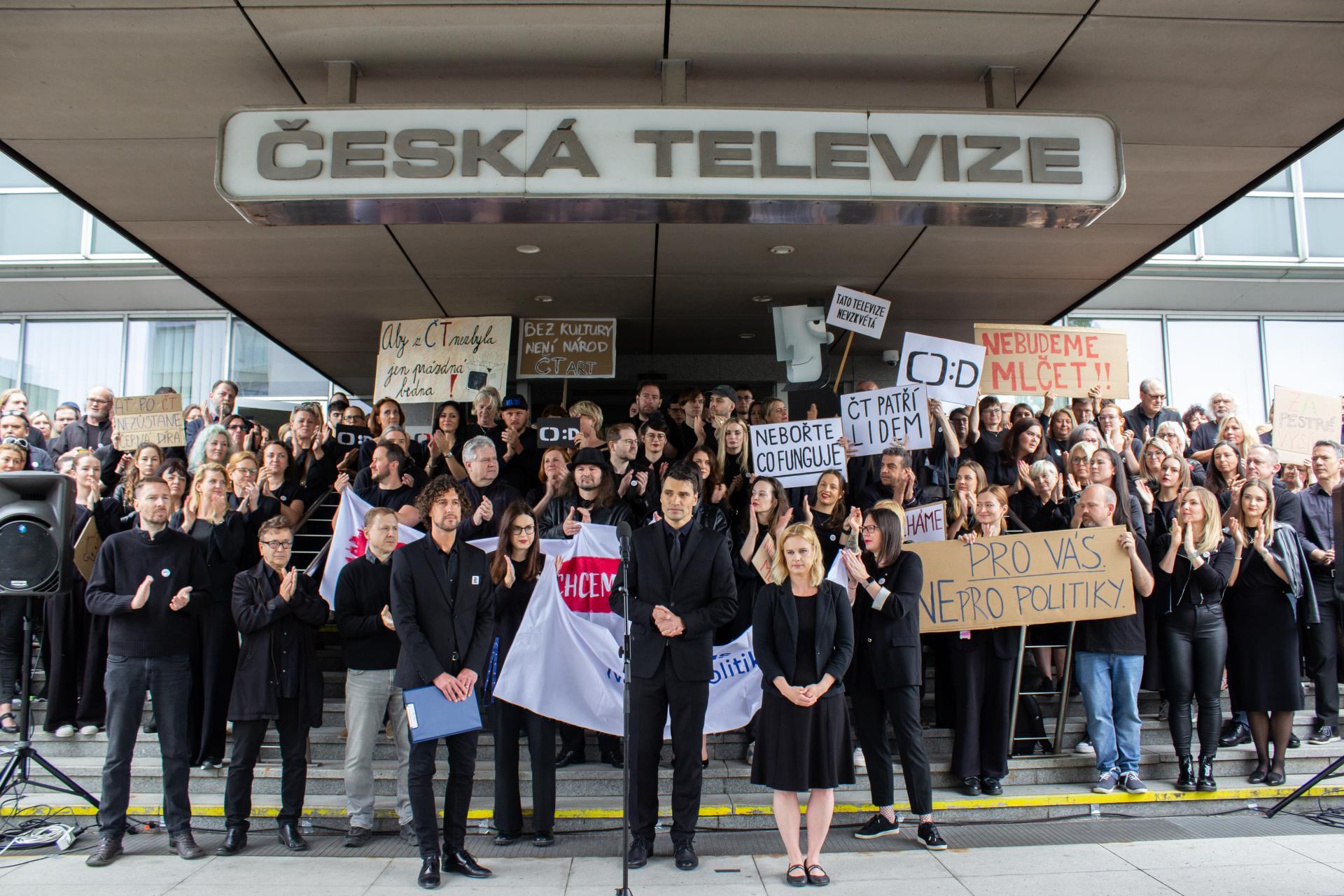 V Českej telev&iacute;zii a rozhlase bud&uacute; &scaron;trajkovať, nes&uacute;hlasia s ru&scaron;en&iacute;m koncesion&aacute;rskych poplatkov
