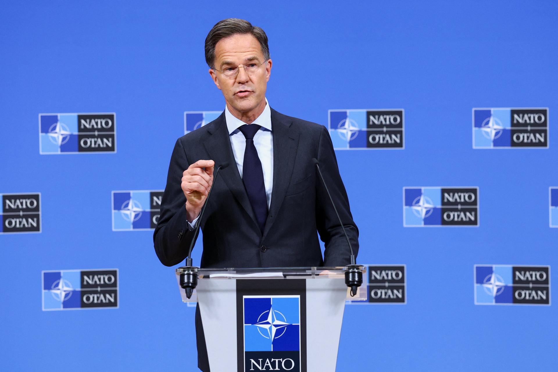 USA sa redukovan&iacute;m svojich prostriedkov pre NATO neodvracaj&uacute; od spojencov, vyhl&aacute;sil Rutte