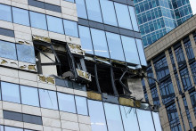Pohľad na po&scaron;koden&uacute; fas&aacute;du kancel&aacute;rske budovy v Moskve po &uacute;dajnom &uacute;toku ukrajinsk&eacute;ho dronu. FOTO: Reuters