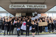 Pracovn&iacute;ci Českej telev&iacute;zie pred hlavnou budovou na Kavč&iacute;ch hor&aacute;ch oblečen&iacute; v čiernom na protest proti zmen&aacute;m financovania. (3. j&uacute;na 2026). FOTO: TASR/Barbora Vizv&aacute;ryov&aacute;