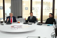 Americk&yacute; prezident Donald Trump, franc&uacute;zsky prezident Emmanuel Macron a ukrajinsk&yacute; prezident Volodymyr Zelenskyj počas spoločn&eacute;ho stretnutia v r&aacute;mci sch&ocirc;dzky hl&aacute;v &scaron;t&aacute;tov a vl&aacute;d skupiny G7 vo franc&uacute;zskom meste Evian-les-Bains 16. j&uacute;na 2026. FOTO: TASR/AP