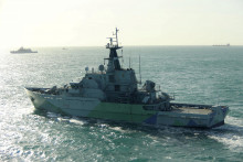 HMS Mersey britsk&eacute;ho kr&aacute;ľovsk&eacute;ho n&aacute;morn&iacute;ctva sleduje fregatu admir&aacute;la Grigoroviča rusk&eacute;ho n&aacute;morn&iacute;ctva a ponorku Krasnodar. FOTO: Reuters/UK MOD Crown copyright/Royal Navy